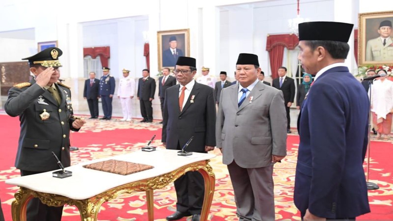 Menkopolhukam Mahfud Md (tiga kanan) bersama Menteri Pertahanan Prabowo Subianto (dua kanan) menghadiri pelantikan Panglima TNI Jenderal Agus Subiyanto oleh Presiden Joko Widodo di Istana Negara, Jakarta, Rabu (22/11/2023). ANTARA/HO-Biro Pers Sekretariat Presiden