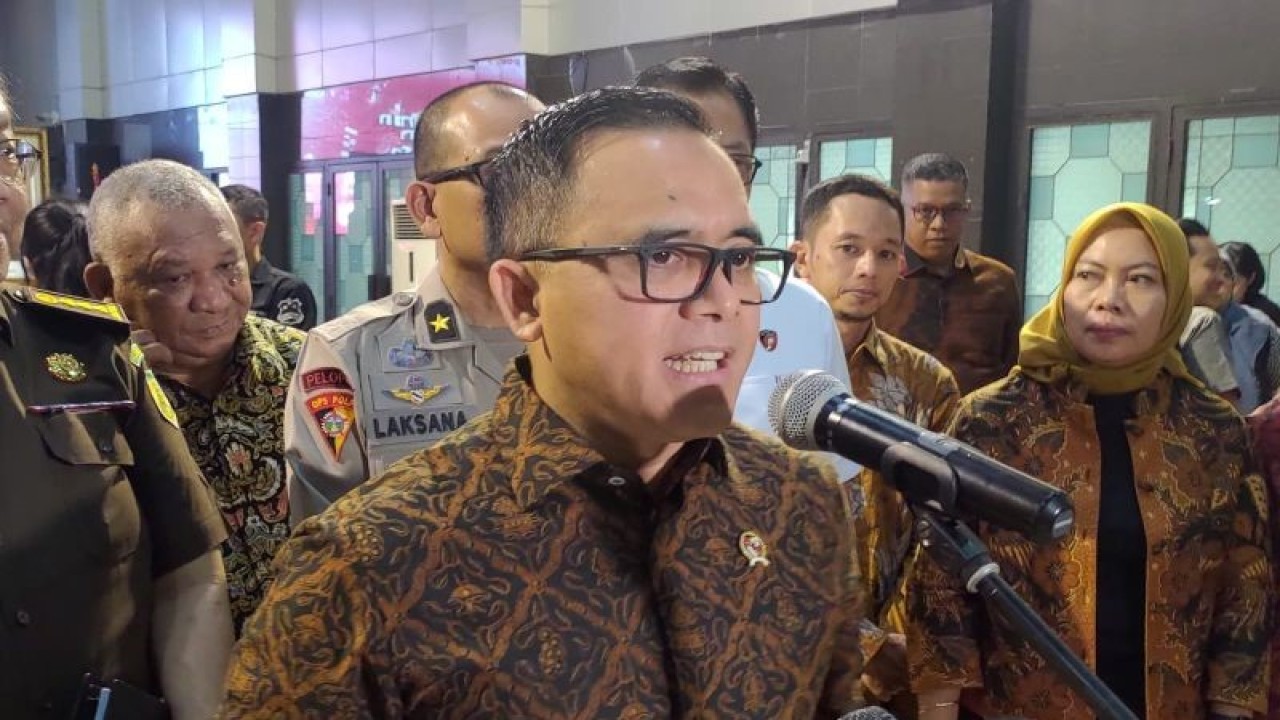 Menteri Pendayagunaan Aparatur Negara dan Reformasi Birokrasi Abdullah Azwar Anas berbicara dengan awak media di kantor Kemenpan RB, Jakarta pada Kamis (09/11/2023). ANTARA/Hendri Sukma Indrawan