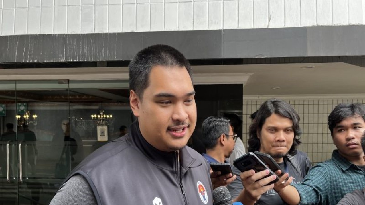 Menteri Pemuda dan Olahraga (Menpora) RI Dito Ariotedjo saat menanggapi wartawan di Wisma Kemenpora RI Jakarta, Rabu (22/11/2023). (ANTARA/Arnidhya Nur Zhafira)