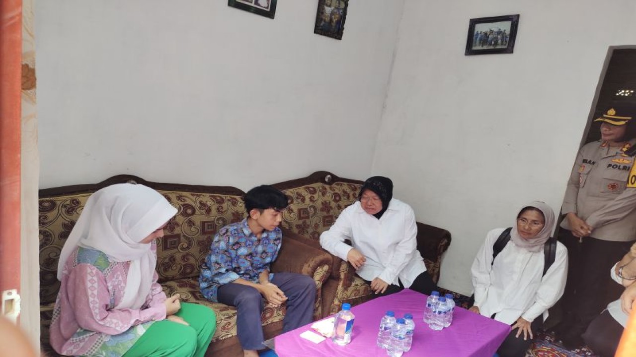 Menteri Sosial (Mensos) Tri Rismaharini saat berbincang dengan anak yatim piatu korban perundungan di Kabupaten Pesawaran. Pesawaran, Kamis (9/11/2023).