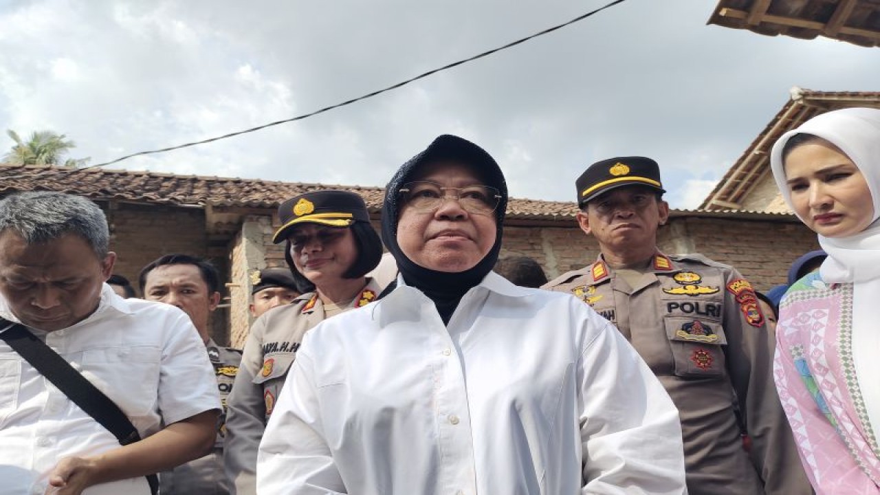 Menteri Sosial (Mensos) Tri Rismaharini saat memberi keterangan mengenai perlindungan anak dari perundungan. Pesawaran, Kamis (9/11/2023). ANTARA/Ruth Intan Sozometa Kanafi.