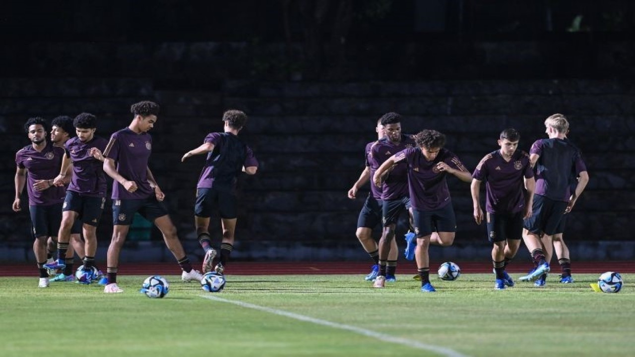 Pesepak bola Timnas Jerman mengikuti latihan resmi jelang pertandingan semi final Piala Dunia U-17 2023 di Lapangan Sriwedari, Solo, Jawa Tengah, Senin (27/11/2023). . ANTARA FOTO/Mohammad Ayudha/rwa. (ANTARA FOTO/MOHAMMAD AYUDHA)