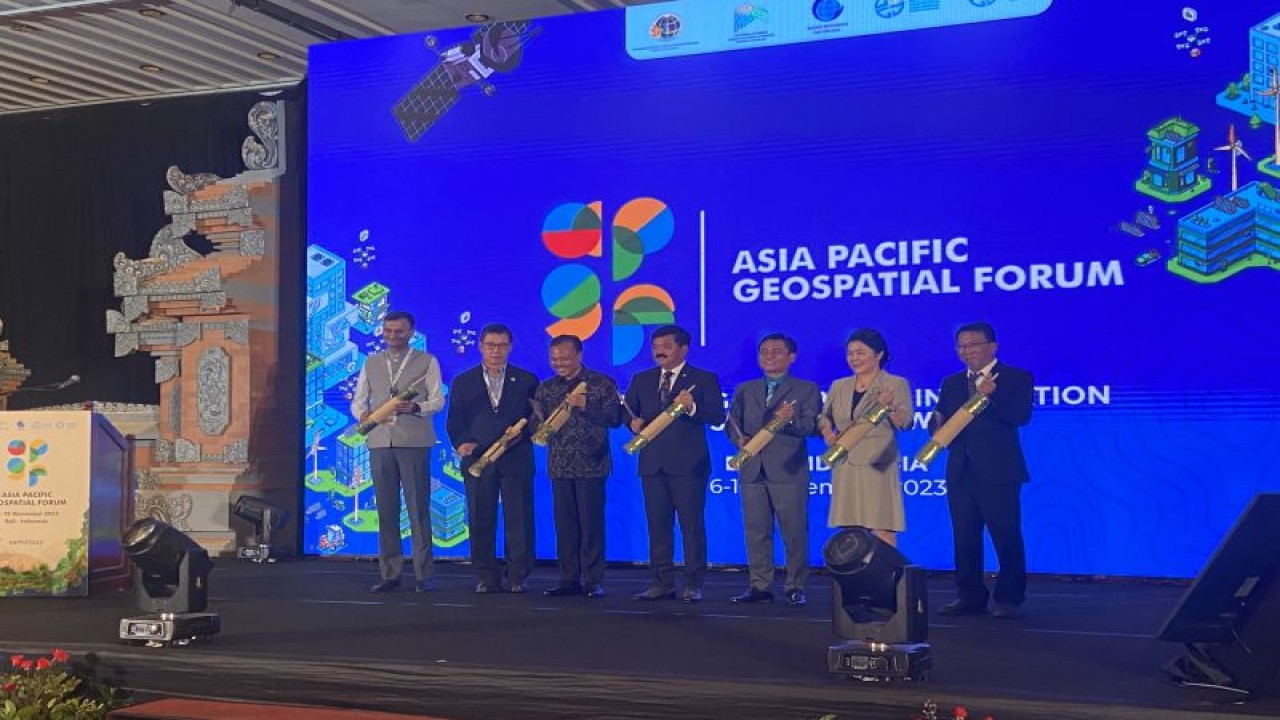 Menteri ATR/BPN Hadi Tjahjanto (tengah) saat membuka Asia Pasific Geospatial Forum 2023 bahas informasi geospasial di Badung, Bali, Senin (6/11/2023). ANTARA/Ni Putu Putri Muliantari