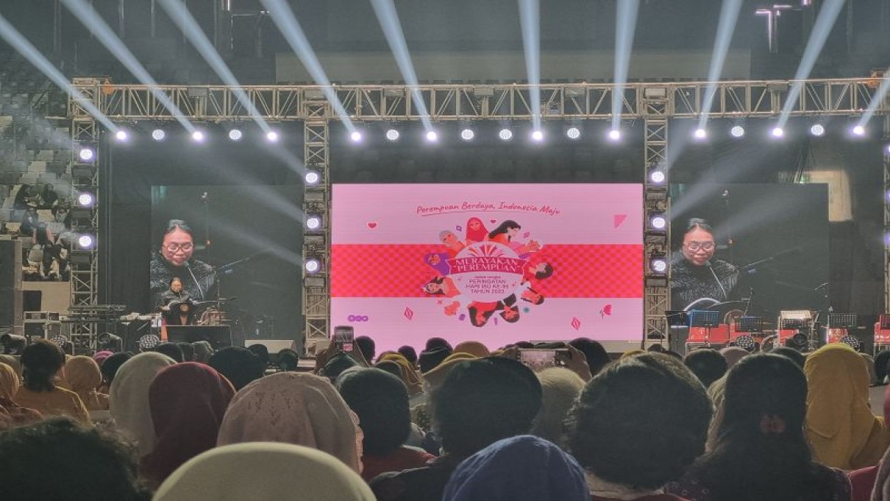 Menteri Pemberdayaan Perempuan dan Perlindungan Anak Bintang Puspayoga berpidato dalam acara Merayakan Perempuan, di Istora, Jakarta, Selasa (14/11/2023). (ANTARA/ Anita Permata Dewi)