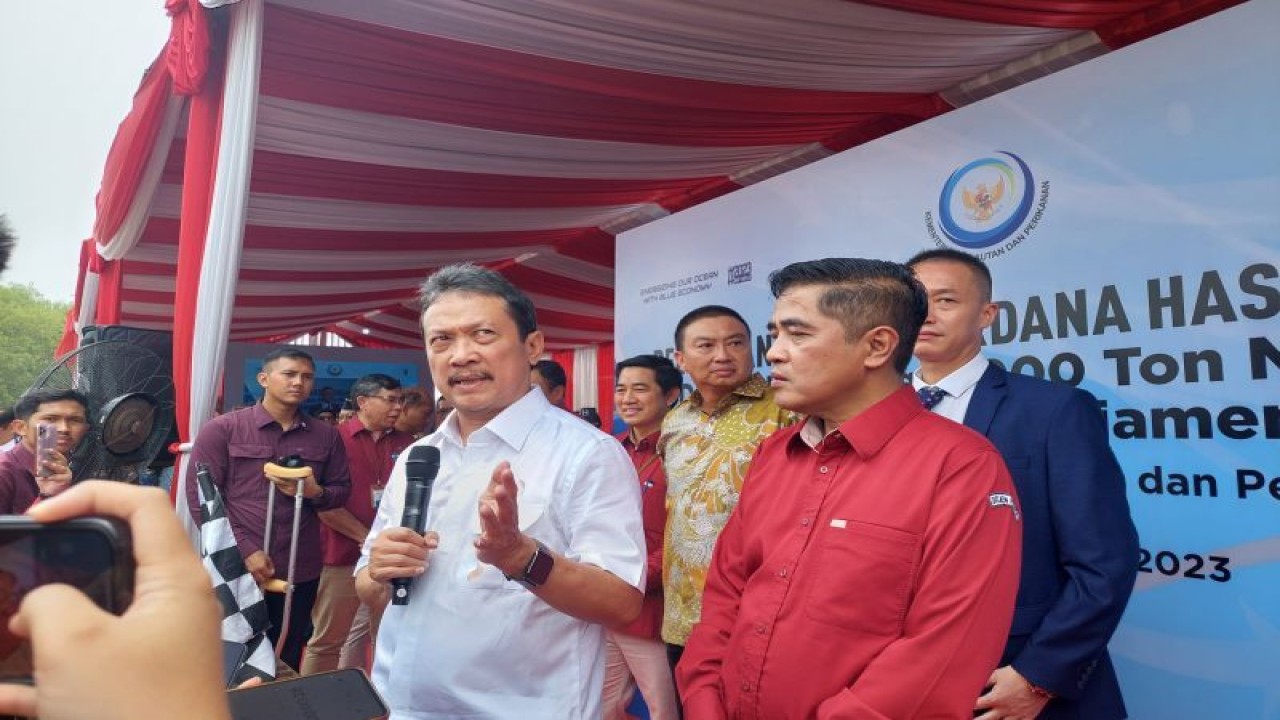Menteri Kelautan dan Perikanan Sakti Wahyu Trenggono (kiri) dan Direktur Jenderal (Dirjen) Penguatan Daya Saing Produk Kelautan dan Perikanan (PDSPKP) Kementerian Kelautan dan Perikanan (KKP) Budi Sulistiyo (kanan) dalam pekepasan ekspor 243 ton hasil perikanan dari Muara Baru, Jakarta Utara menuju Fuzhou dan Xiamen, China, Kamis (9/11/2023). ANTARA/Sinta Ambar