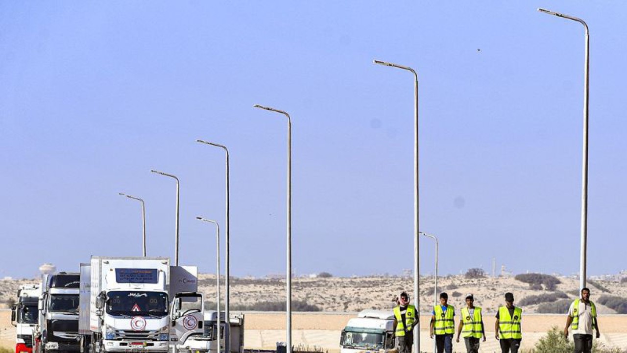 Sejumlah petugas Bulan Sabit Merah (MER-C) berjalan untuk mengangkut barang bantuan kemanusiaan yang akan diberikan untuk warga Palestina di kawasan Mesir, Senin (6/11/2023). Berdasarkan keterangan organisasi kemanusiaan MER-C, Rumah Sakit (RS) Indonesia kehabisan pasokan obat-obatan di tengah kondisi blokade penuh dan serangan Zionis Israel di Jalur Gaza, Palestina, sehingga dibutuhkan percepatan bantuan obat-obatan guna menangani masyarakat Gaza. ANTARA FOTO/Muhammad Adimaja/rwa.