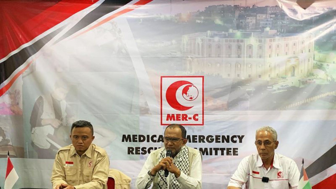(ki-ka) Site Manager RS Indonesia di Gaza Nur Ikhwan Abadi, Ketua Presidium MER-C dr. Sarbini Abdul Murad, dan Presidium MER-C Faried Thalib memberi keterangan terkait serangan Israel terhadap RS Indonesia di Gaza, dalam konferensi pers MER-C di Jakarta, Senin (20/11/2023). ANTARA/HO-MER-C/aa. (Hanoud MER-C)