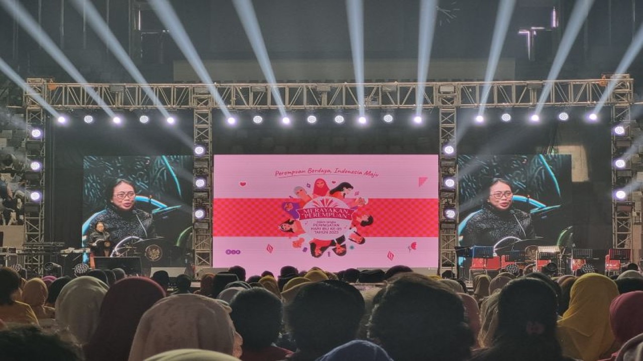 Menteri Pemberdayaan Perempuan dan Perlindungan Anak Bintang Puspayoga berpidato pada acara "Merayakan Perempuan" di Jakarta, Selasa (14/11/2023). (ANTARA/ Anita Permata Dewi)