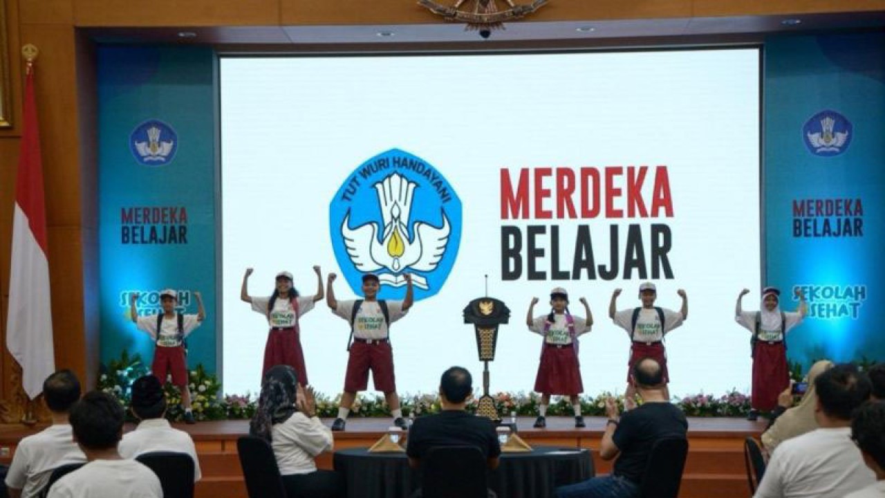 Siswa sekolah dasar saat hadir pada seremoni "Gerakan Kemitraan Sekolah Sehat untuk Anak Indonesia Sehat, Cerdas, dan Berkarakter" yang merupakan kerja sama antara Badan Pangan Nasional/National Food Agency (NFA) bersama Kementerian Pendidikan, Kebudayaan, Riset dan Teknologi (Kemendikbudristek) di Jakarta, Rabu (8/11/2023). ANTARA/HO-NFA.