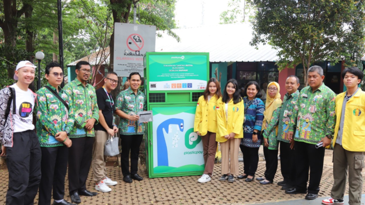 Camat Tebet Dyan Airlangga (lima kiri) bersama dengan perwakilan Plasticpay dan vokasi Universitas Indonesia, Jumat (24/11/2023). ANTARA/HO-Sudin Kominfotik Jaksel