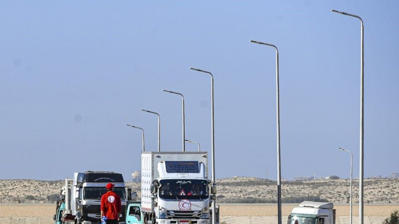 Arsip foto - Petugas bersiap mengangkut barang bantuan kemanusiaan yang akan diberikan untuk warga Palestina di kawasan Mesir, Senin (6/11/2023). ANTARA FOTO/Muhammad Adimaja/aww/aa. (ANTARA FOTO/MUHAMMAD ADIMAJA)