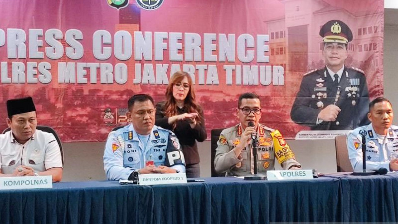 Kapolres Metro Jaktim Kombes Pol Leonardus Simarmata saat jumpa pers di Mapolres Metro Jaktim, Jatinegara, Kamis (23/11/2023). ANTARA/Syaiful Hakim