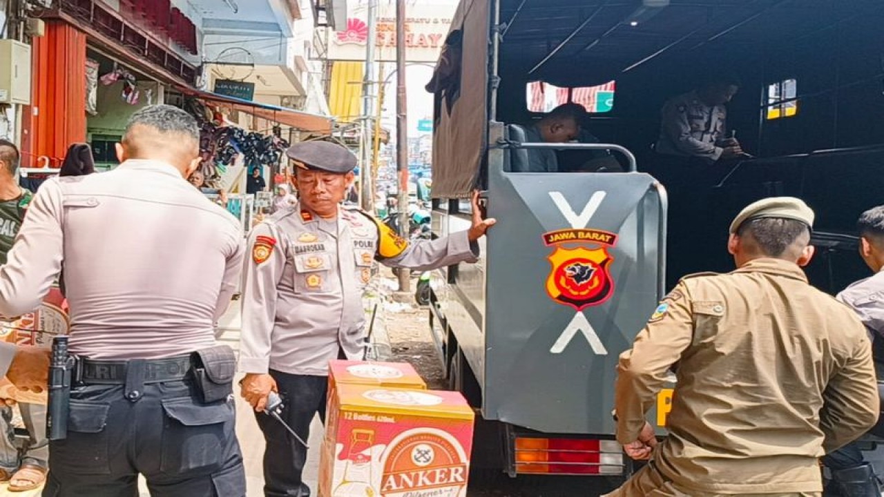 Polisi mengangkut minuman keras yang diamankan dari truk dan toko di Jalan Ahmad Yani, Garut Kota, Kabupaten Garut, Jawa Barat, Rabu (22/11/2023). (ANTARA/HO-Polres Garut)