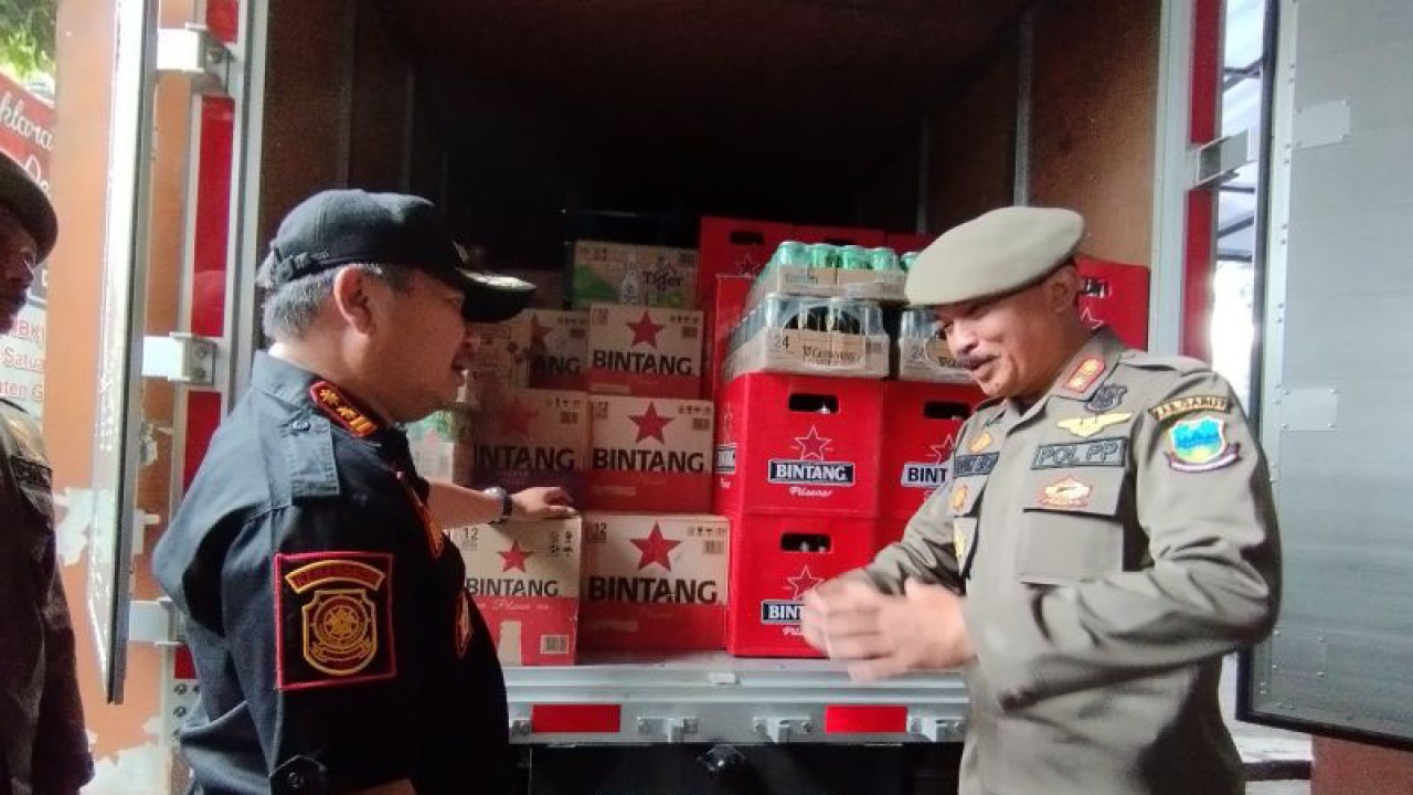 Bupati Garut Rudy Gunawan (kiri) bersama Kepala Satpol PP Kabupaten Garut Usep Basuki Eko (kanan) memeriksa minuman keras hasil razia di Kabupaten Garut, Jawa Barat, Kamis (23/11/2023). (ANTARA/Feri Purnama)