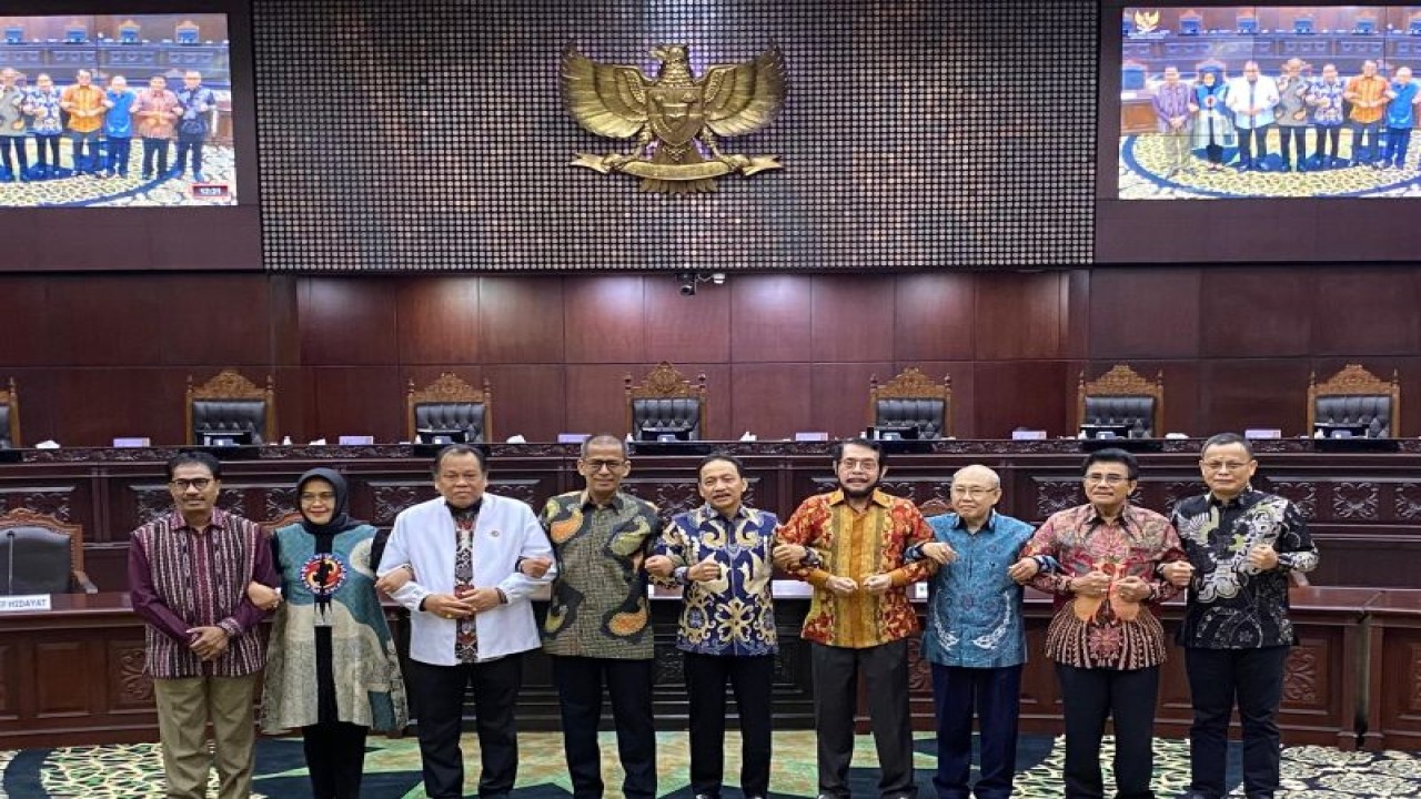 Sembilan hakim konstitusi saling berpegangan tangan usai rapat pleno pemilihan Ketua Mahkamah Konstitusi (MK) yang baru di Gedung MK RI, Jakarta, Kamis (9/11/2023). (ANTARA/Fath Putra Mulya)