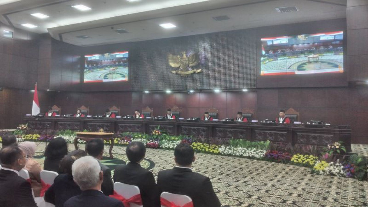 Wakil Ketua Mahkamah Konstitusi (MK) Saldi Isra memimpin sidang pleno khusus dengan agenda pengucapan sumpah Ketua MK Masa Jabatan 2023-2028 di Gedung MK, Jakarta, Senin (13/11/2023). ANTARA/Fauzi Lamboka