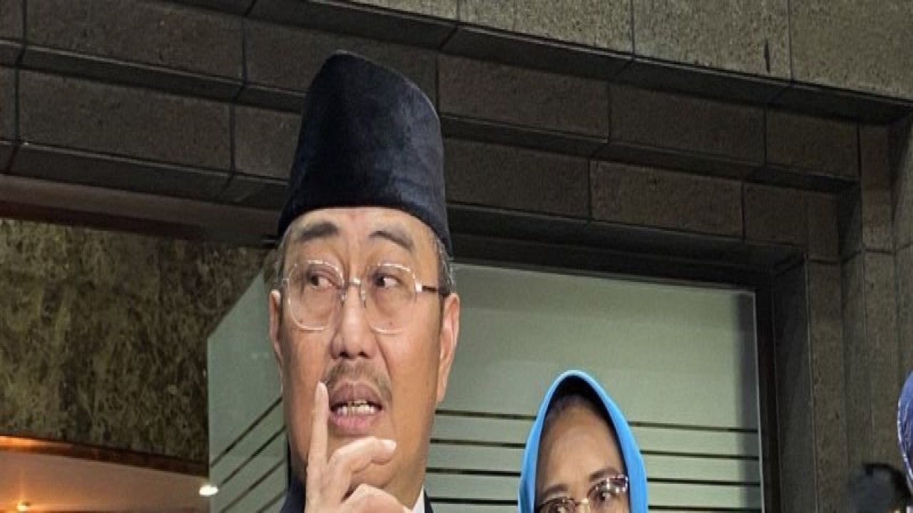 Ketua Majelis Kehormatan Mahkamah Konstitusi (MKMK) Jimly Asshiddiqie memberi keterangan di Gedung II MK, Jakarta, Selasa (31/10/2023). ANTARA/Fath Putra Mulya/am.