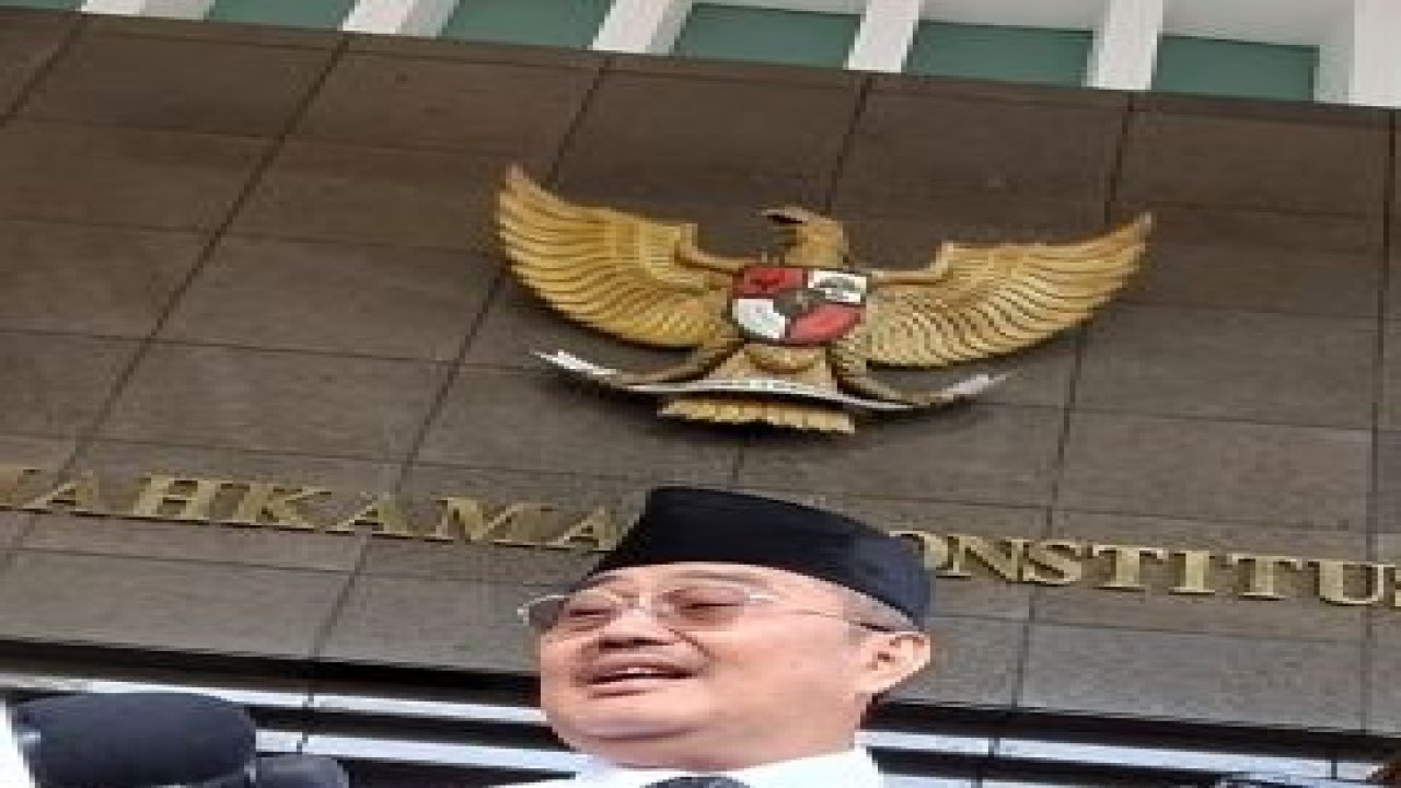 Ketua Majelis Kehormatan Mahkamah Konstitusi (MKMK) Jimly Asshiddiqie menyampaikan keterangan di MK, Jakarta, Jumat (3/11/2023). ANTARA/Rina Nur Anggraini