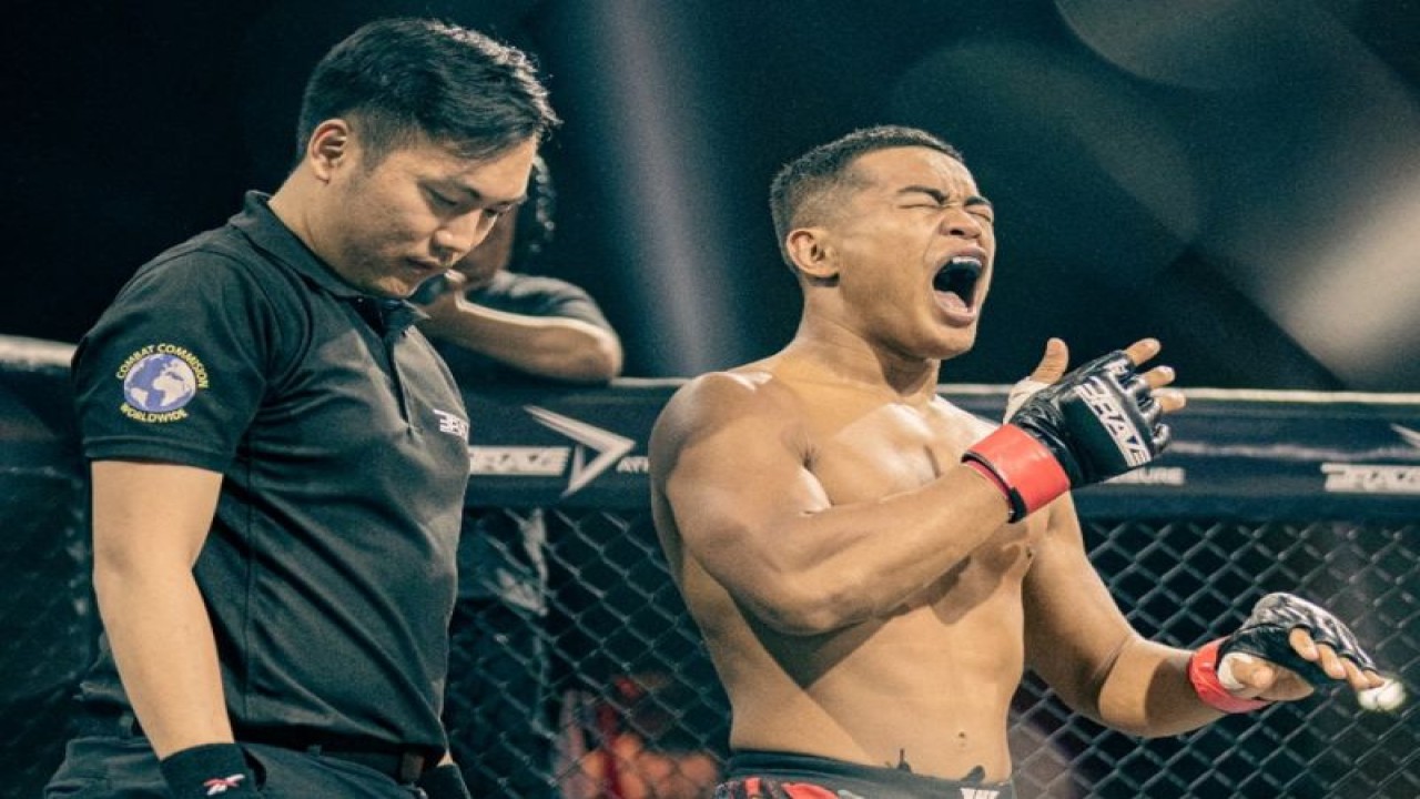 Ekspresi petarung Mixed Martial Arts (MMA) asal Indonesia Windri Patilima seusai menaklukkan petarung asal Filipina, John Manahan pada ajang BRAVE Combat Federation 76 (BRAVE CF 76) di Jakarta, Sabtu (25/11/2023). (ANTARA/HO-Dok. Principal KHK Holdings Rika Aryuna.)
