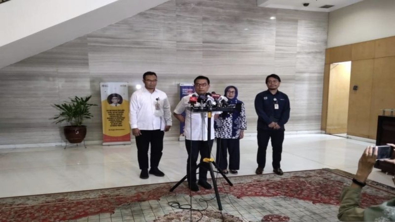 Kepala Staf Kepresidenan Jenderal TNI Purn. Moeldoko saat menyampaikan keterangan kepada wartawan di Gedung Kantor Staf Kepresidenan, Jakarta, Kamis (9/11/2023). ANTARA/Andi Firdaus