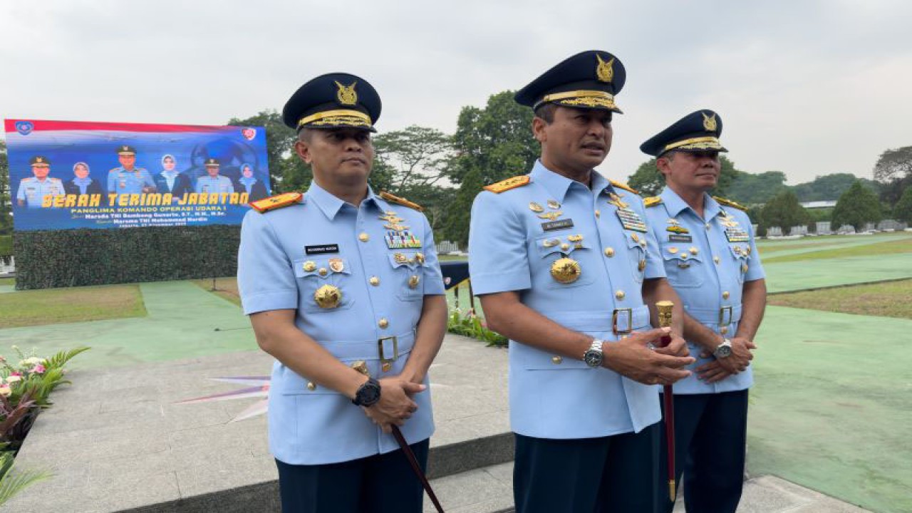 Pangkoopsudnas Marsdya TNI Mohamad Tonny Harjono (tengah) bersama Pangkoopsud I Marsma TNI Mohammad Nurdin (kiri) dan mantan pangkoopsud I Marsda TNI Bambang Gunarto usai menghadiri upacara serah terima jabatan di Makoops Udara I, Jakarta, Senin, (27/11/2023). (ANTARA/Rio Feisal)
