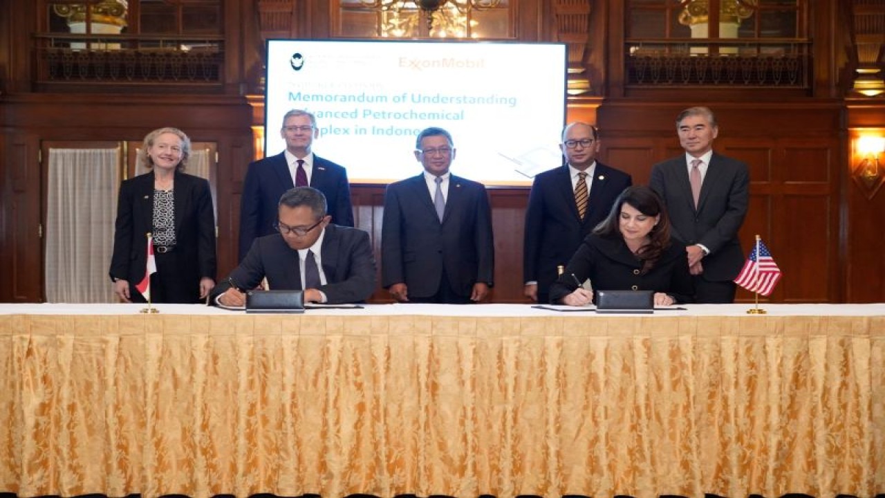 Nota Kesepahaman (MoU) antara Pemerintah Indonesia dan ExxonMobil tentang Advance Petrochemical Complex in Indonesia yang ditandatangani oleh Deputi Bidang Koordinasi Kedaulatan Maritim dan Energi Kemenko Marves Jodi Mahardi (kiri bawah) dan Vice President ExxonMobil Chemical International Major Growth Ventures Ltd., Zoe Barinaga (kanan bawah), disaksikan Menteri ESDM Arifin Tasrif (tengah berdiri), di Washington, AS, Senin (13/11/2023). (ANTARA/HO-Kemenko Kemaritiman dan Investasi)