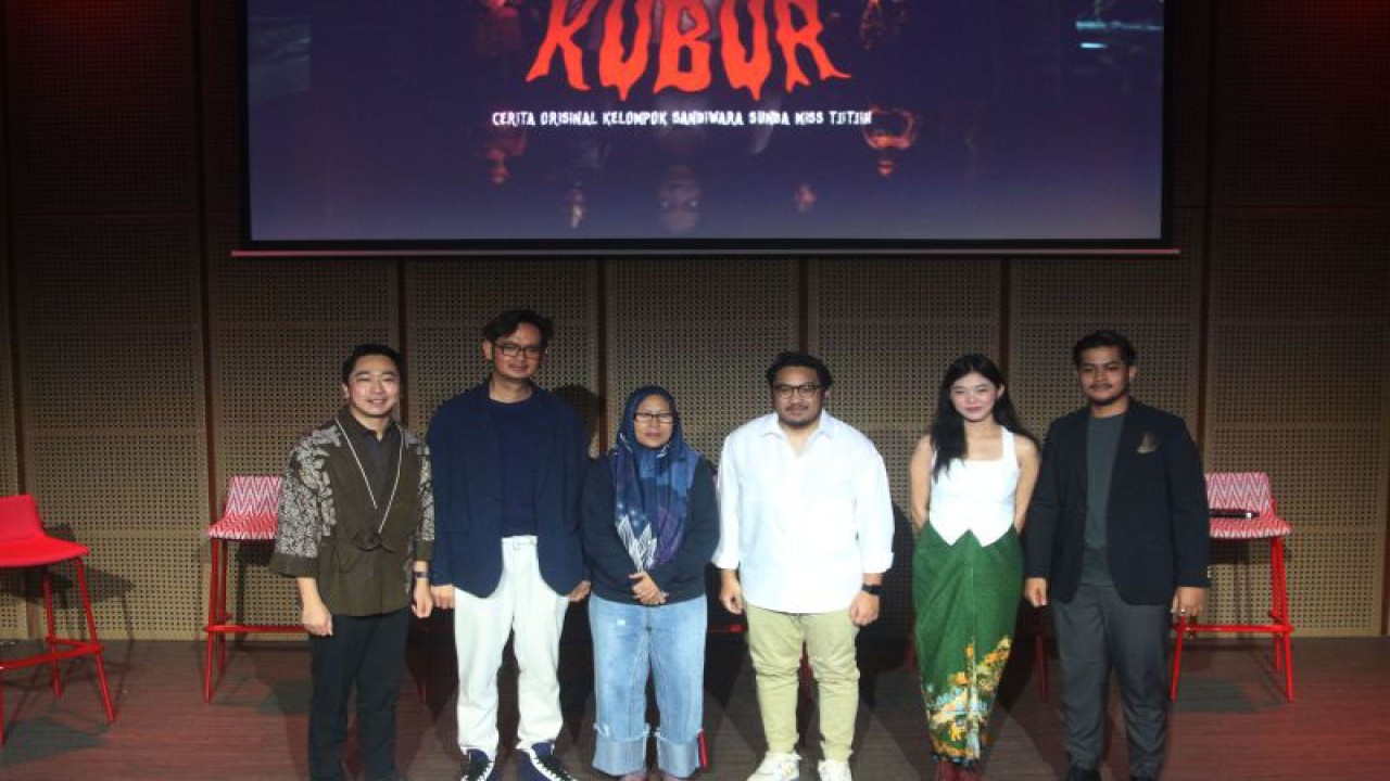 Tim produksi dan pemeran drama musikal "Beranak dalam Kubur" Bayu Pontiagust (tengah) saat sesi jumpa media usai pemutaran perdana drama musikal "Beranak dalam Kubur" di Galeri Indonesia Kaya Jakarta, Kamis (2/11). (ANTARA/Ahmad Faishal)