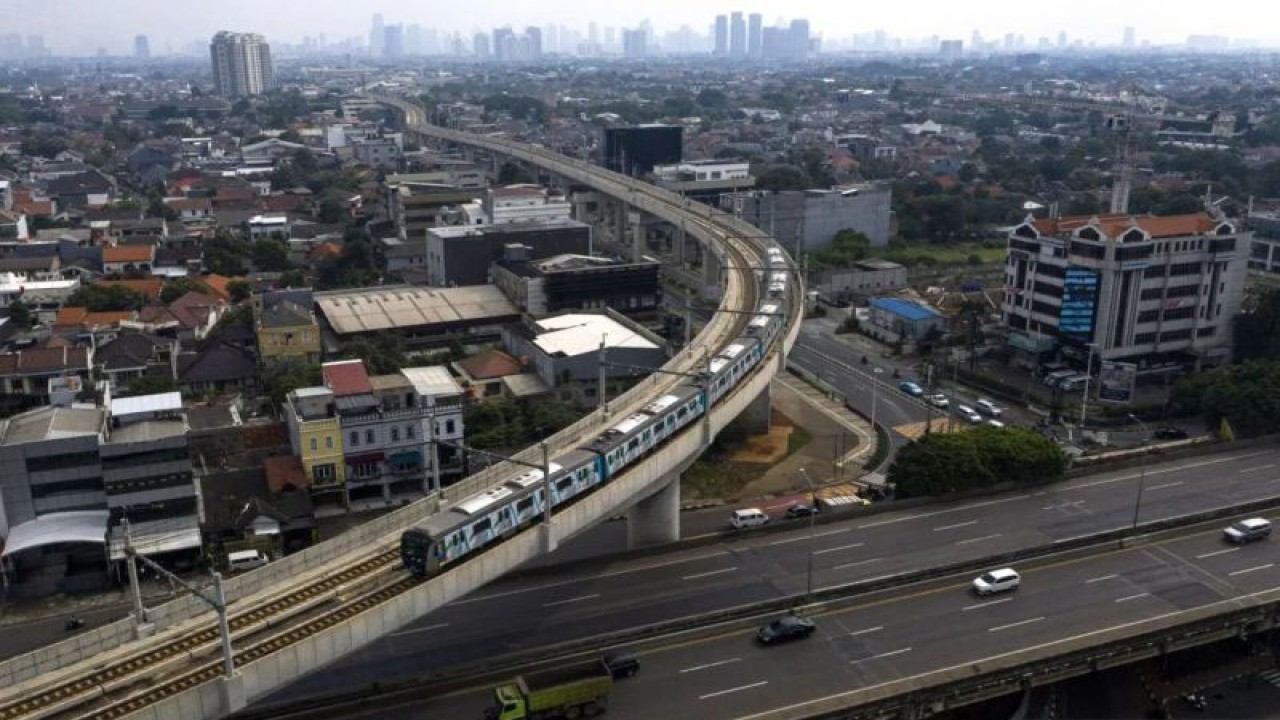 Rangkaian kereta MRT dan sejumlah kendaraan melintas di kawasan Fatmawati, Jakarta Selatan, Jumat (10/4/2020). ANTARA FOTO/Sigid Kurniawan/pras.