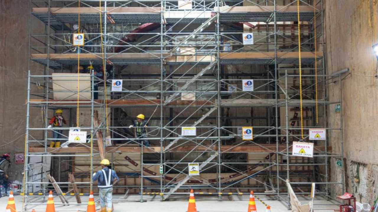 Pekerja konstruksi menyiapkan area pengeboran di CP203, Jakarta, Sabtu (25/11/2023). ANTARA/HO-PT MRT Jakarta