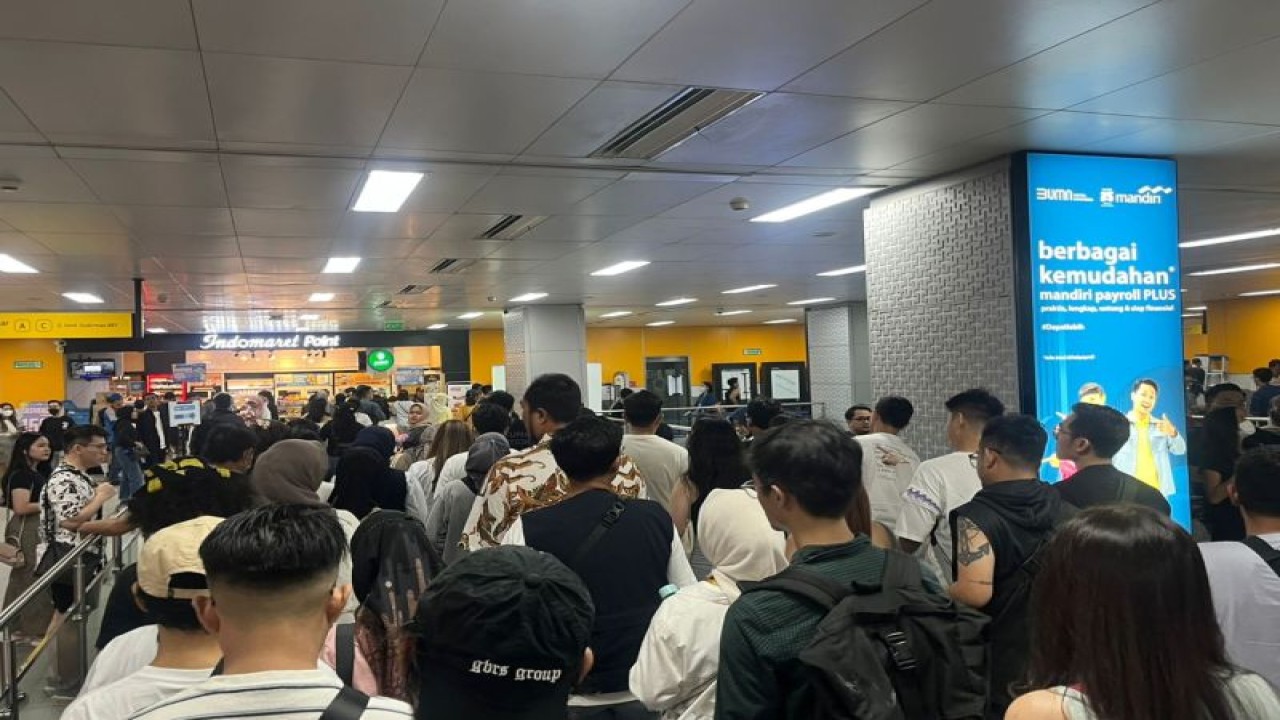 Sebanyak 163 ribu pelanggan memanfaatkan layanan transportasi MRT Jakarta di hari konser grup musik Coldplay, Jakarta, Rabu (15/11/2023). ANTARA/HO-MRT Jakarta
