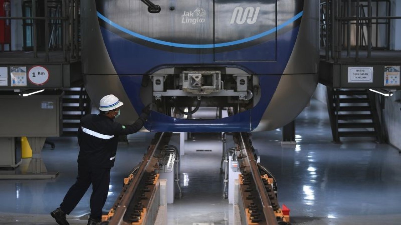 Arsip Foto - Petugas mengecek kereta MRT Ratangga di Depo MRT Jakarta, Lebak Bulus, Jakarta, Kamis (31/3/2022). ANTARA FOTO/Sigid Kurniawan/rwa.
