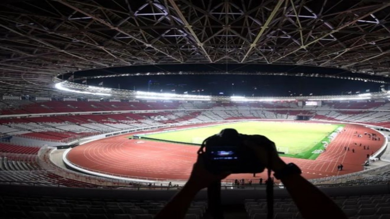 Fotografer memotret suasana Stadion Utama Gelora Bung Karno, Jakarta, Sabtu malam (13/1). Renovasi stadion yang menelan biaya sebesar Rp769 miliar tersebut telah selesai. Minggu ini (14/1) digelar pertandingan antara tim nasional Indonesia dan Eslandia. ANTARA FOTO/Sigid Kurniawan