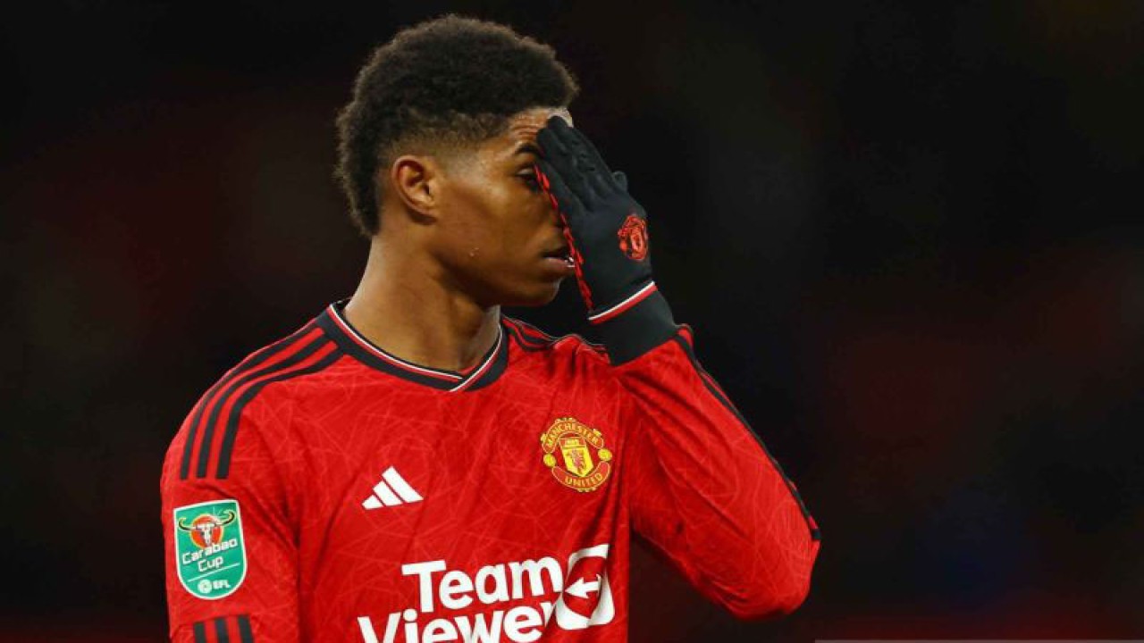 Pesepak bola Manchester United Marcus Rashford mengusap wajahnya setelah timnya kebobolan gol dari Newcastle United dalam pertandingan babak 16 besar Piala Carabao di Old Trafford, Manchester, Inggris, Kamis (2/11/2023). Manchester United tersingkir setelah kalah dari Necastle United dengan skor 0-3. ANTARA FOTO/Reuters/Molly Darlington/nym.