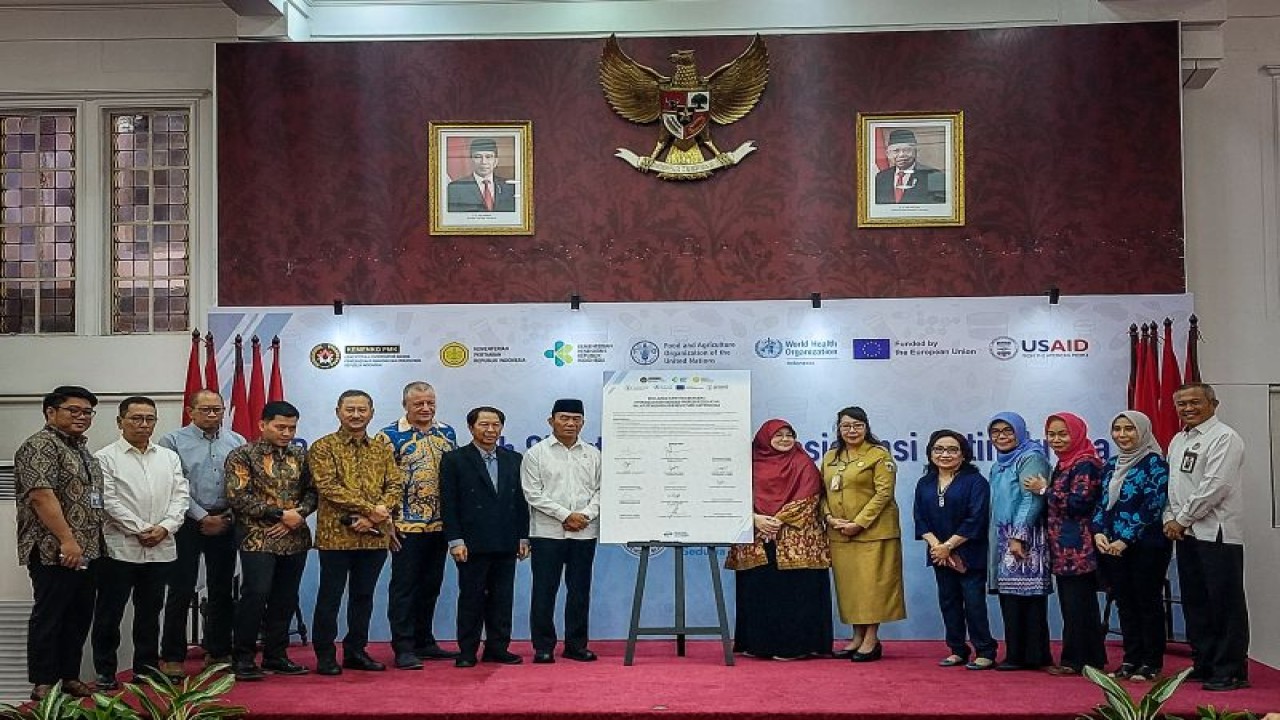 Menko PMK Muhadjir Effendy (kiri) bersama organisasi dan asosiasi profesi mendeklarasikan dukungan serta partisipasi aktif dalam pencegahan dan pengendalian resistansi antimikroba di Indonesia, Senin (20/11/2023). ANTARA/Erlangga Bregas Prakoso