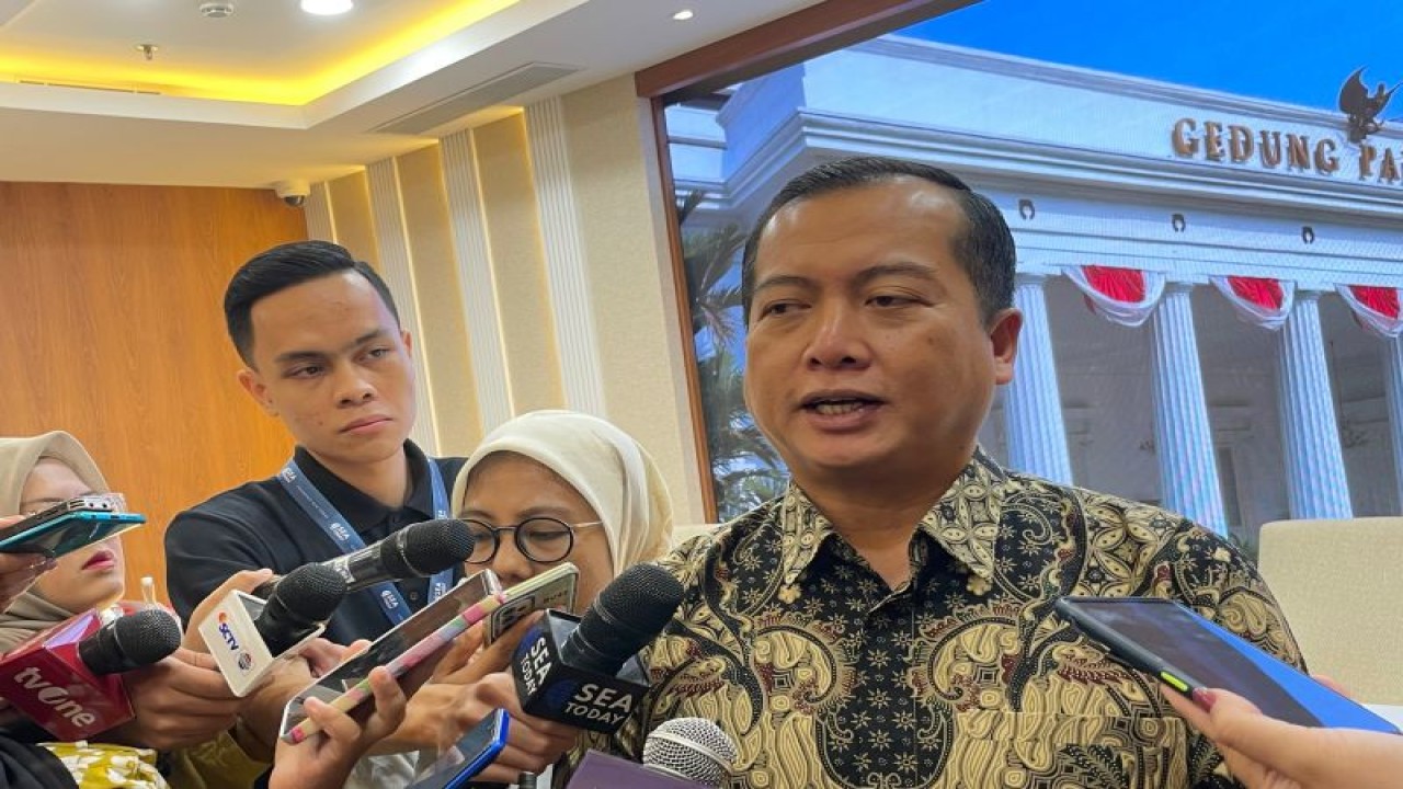 Juru Bicara Kementerian Luar Negeri Lalu Muhamad Iqbal berbicara pada wartawan di Jakarta, Jumat (3/11/2023). (ANTARA/Yashinta Difa)