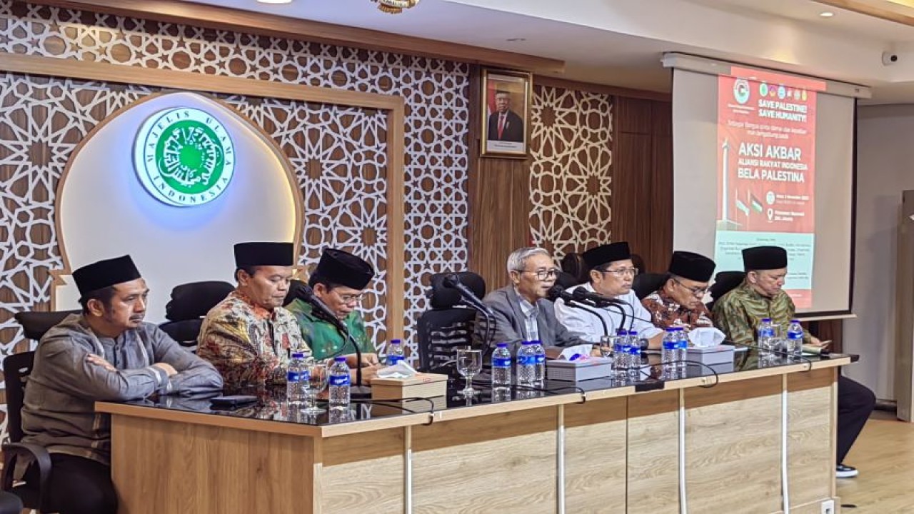 Konferensi pers Aksi Bela Palestina yang diinisiasi sejumlah organisasi keagamaan yang berlangsung di Kantor MUI, Jakarta, Kamis (2/11/2023). (ANTARA/Asep Firmansyah)