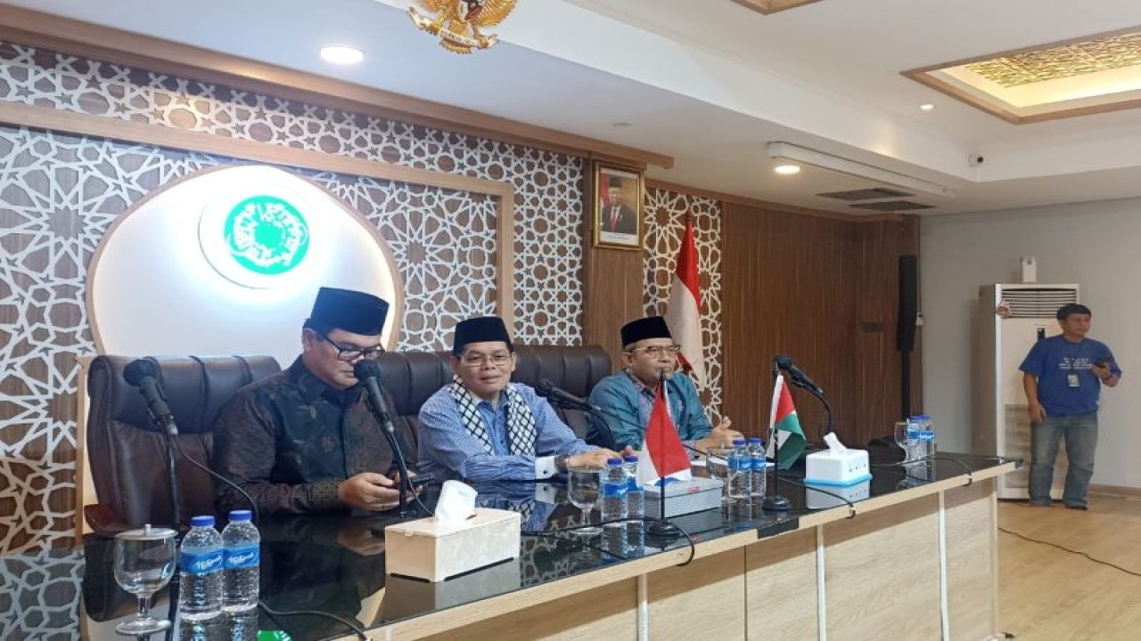 Sekretaris Jenderal Majelis Ulama Indonesia (MUI) Amirsyah Tambunan (tengah) saat menyampaikan pernyataan dalam konferensi pers terkait Fatwa Nomor 83 Tahun 2023 tentang Hukum Dukungan Terhadap Perjuangan Palestina di Jakarta, Rabu (15/11/2023). (ANTARA/Andi Firdaus).