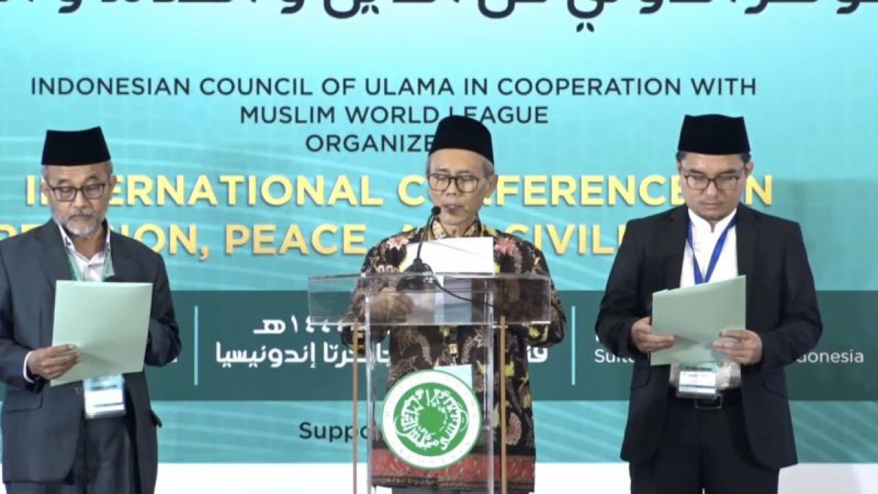 Foto arsip - Ketua MUI Bidang Hubungan Luar Negeri Sudarnoto Abdul Hakim (tengah) saat membacakan Deklarasi Jakarta, Selasa (23/5/2023). (ANTARA/Asep Firmansyah/Youtube-MUI TV)