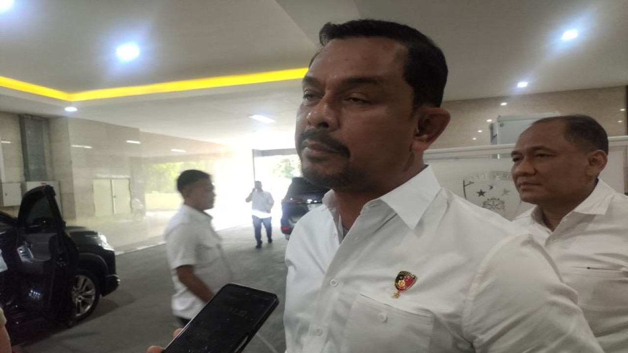 Direktur Tindak Pidana Narkoba Bareskrim Polri Brigjen Pol Mukti Juharsa saat diwawancara awak media di Bareskrim Polri, Jakarta pada Senin (20/11/2023). ANTARA/Hendri Sukma Indrawan