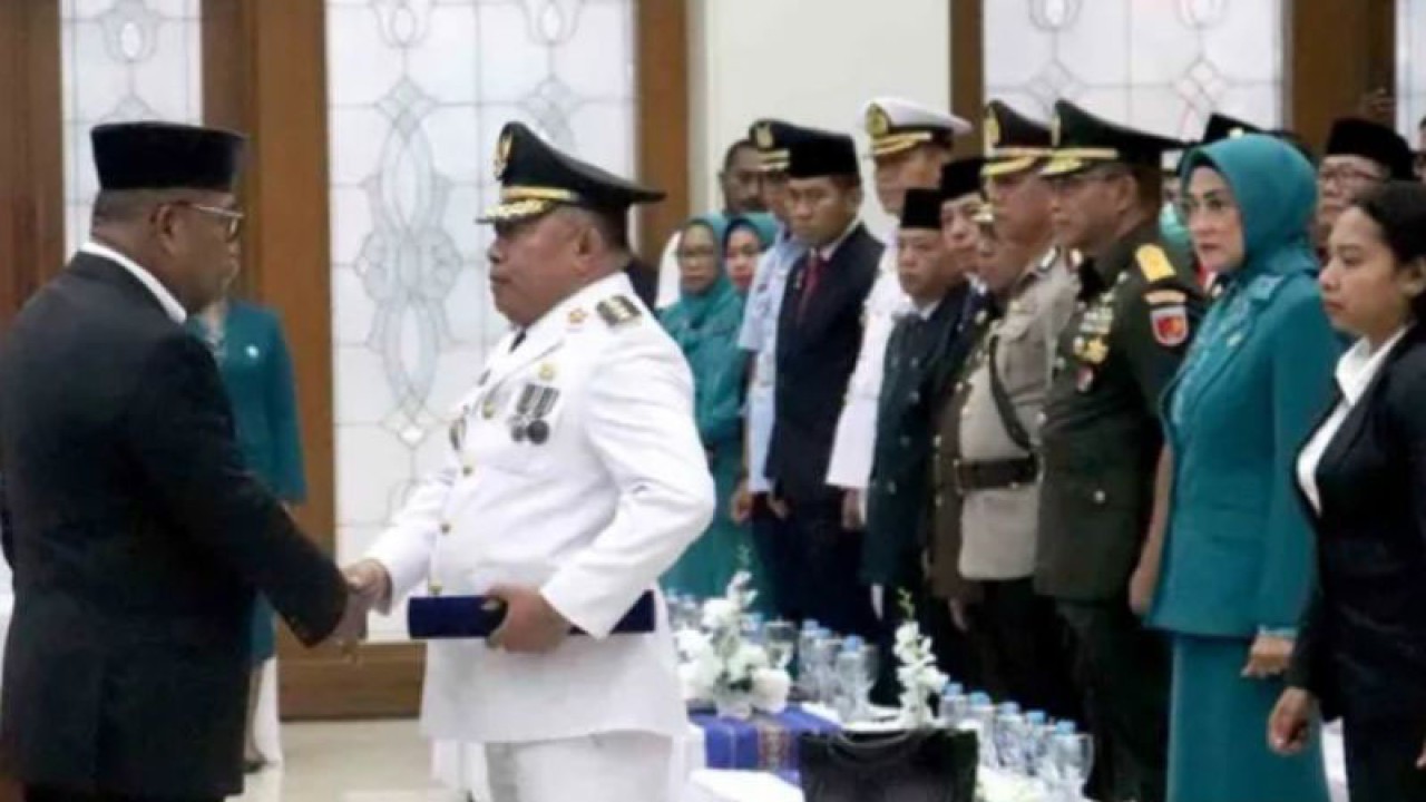 Pelantikan Penjabat Bupati Kepulauan Tanimbar Maluku Pieterson Rangkorarat oleh Gubernur Maluku Murad Ismail (Antara/HO-Pemprov Maluku)
