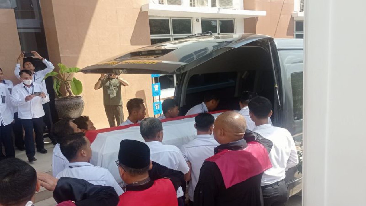 Upacara pelepasan Hakim Nanang Herjunanto di kantor Pengadilan Negeri Batam, Senin (6/11/2023). (ANTARA/Yude)