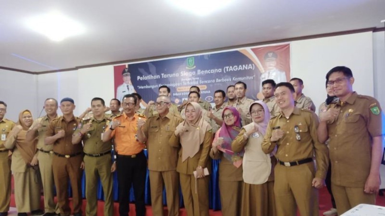 Narasumber dan perserta pelatihan saat foto bersama. (ANTARA/Muhamad Nurman)
