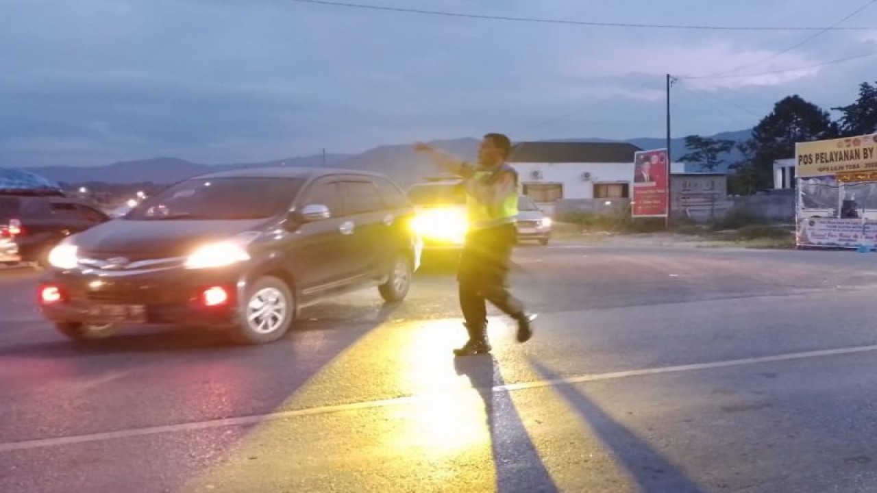 Dokumentasi - Arus balik libur Natal 2022 dan Tahun Baru 2023 mulai pada merayap tepatnya di Pos Yan Bypass Tambunan Balige, Kabupaten Toba, Sumatera Utara. ((ANTARA/HO/Humas Polres Toba).)