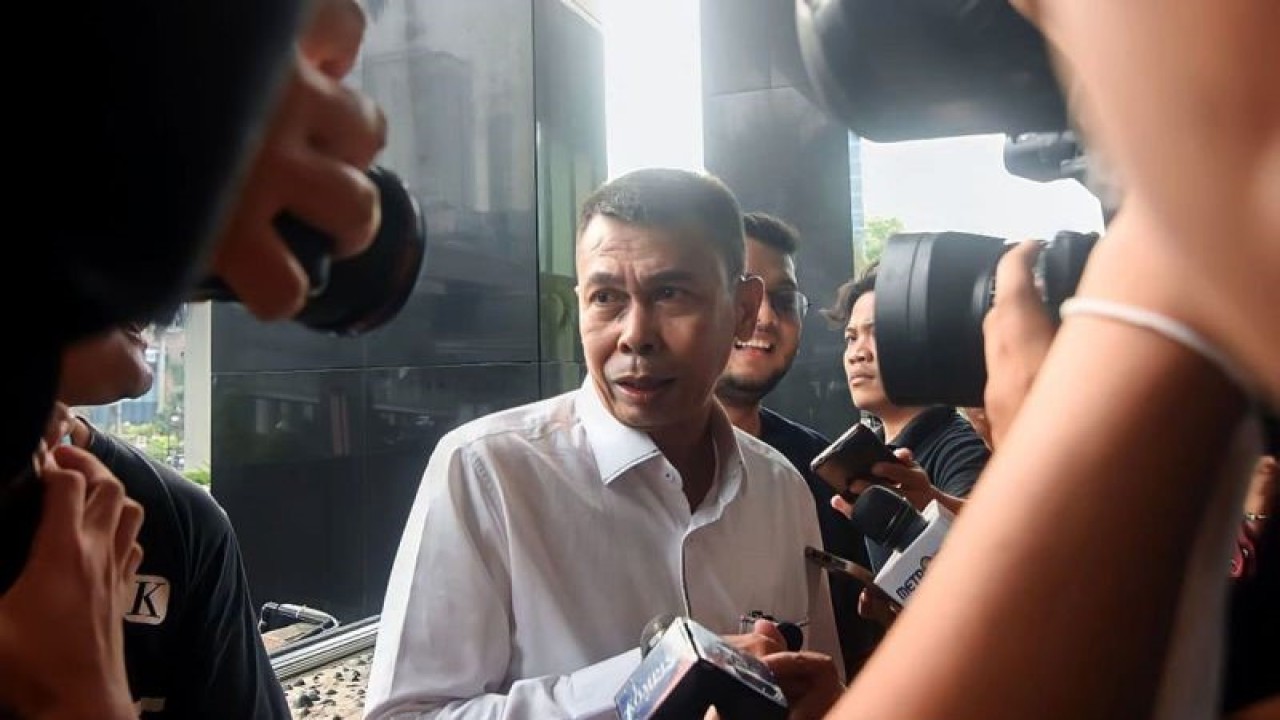 Arsip foto - Wakil Ketua KPK Nawawi Pomolango menjawab pertanyaan wartawan usai bersaksi dalam sidang perdana dugaan pelanggaran kode etik koleganya Johanis Tanak di Gedung Pusat Edukasi Antikorupsi atau Kantor Dewas KPK, Jakarta, Kamis (27/7/2023). ANTARA FOTO/Indrianto Eko Suwarso/aww/pri.