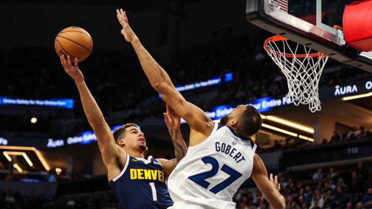 Pebasket Denver Nuggets Michael Porter Jr. (1) mencoba memasukkan bola saat dihadang pebasket Minnesota Timberwolves Rudy Gobert (27)​​​​​​​ dalam pertandingan basket NBA di Target Center, Minneapolis, Amerika Serikat, Kamis (2/11/2023). Denver Nuggets yang bertandang di markas Minnesota Timberwolves kalah dengan skor 89-110. ANTARA FOTO/USA TODAY Sports via Reuters/Matt Krohn/nym.