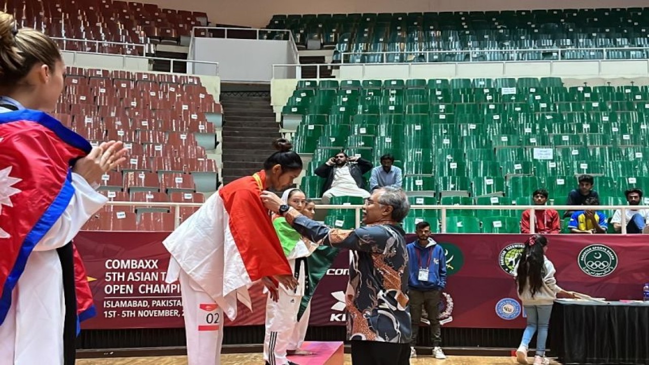 Taekwondoin Indonesia Ni Kadek Hani meraih medali emas di ajang 5th Combaxx Asian Open Taekwondo Championship yang diselenggarakan di Islamabad-Pakistan 1-5 November 2023. (ANTARA/HO PB TI)