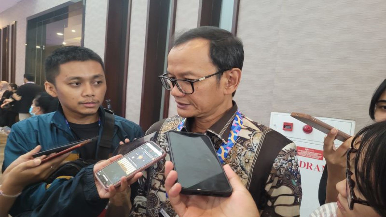 Pelaksana Tugas Direktur Jenderal Pendidikan Tinggi, Riset, dan Teknologi Kementerian Pendidikan, Kebudayaan, Riset, dan Teknologi (Kemendikbudristek) Nizam di Jakarta, Kamis (16/11/2023). (ANTARA/Sean Muhamad)