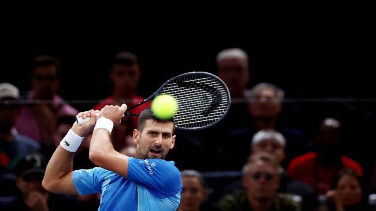Petenis Serbia Novak Djokovic mengembalikan bola ke arah lawannya petenis Denmark Holger Rune dalam pertandingan babak perempat final turnamen Tenis ATP Masters 1000 Paris Masters di​​​​​​​ AccorHotels Arena, Paris​​​​​​​, Prancis, Sabtu (4/11/2023). Petenis unggulan pertama tersebut lolos ke semifinal setelah mengalahkan Holger Rune dengan skor 7-5, 6-7 (3-7), 6-4. ANTARA FOTO/Reuters/Stephanie Lecocq/nym.