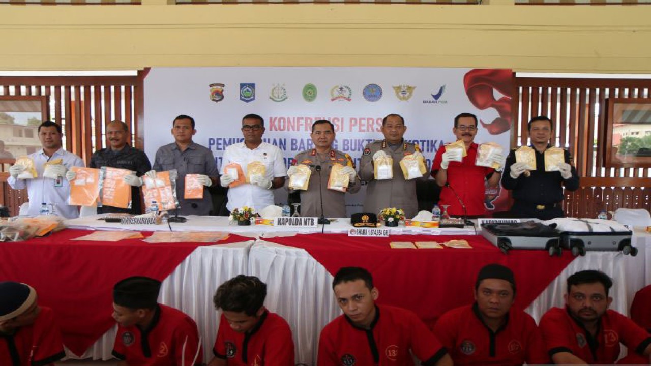 Kapolda NTB Irjen Pol. Umar Faroq (keempat kanan) bersama jajaran dan tamu undangan lintas sektoral menunjukkan tersangka dan barang bukti sabu-sabu yang hendak dimusnahkan dari hasil ungkap 41 kasus pada periode Juli-September 2023 dalam konferensi pers di Lapangan Bhara Daksa Polda NTB, Mataram, Jumat (10/11/2023). ANTARA/Dhimas B.P.