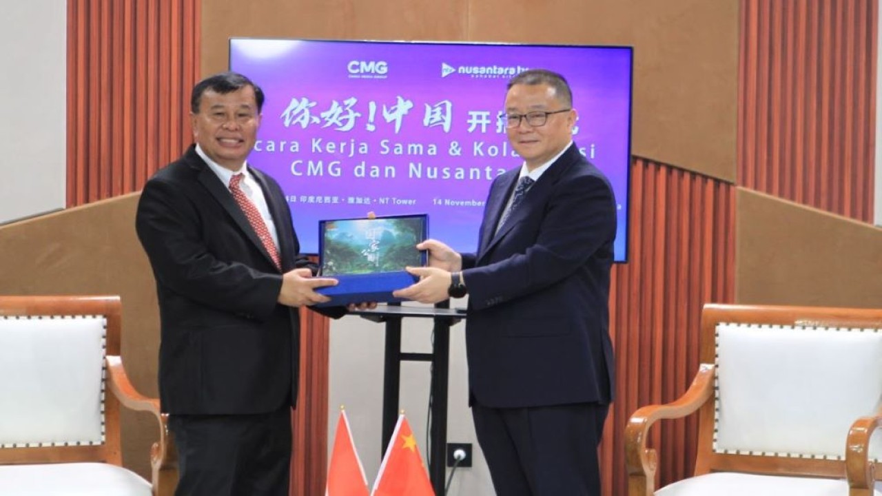 Presiden Komisaris NT Corp Dr. Ir. Nurdin Tampubolon, M.M., dan Vice President of CMG Hu Jinjun menghadiri kerjasama dan kolaborasi Nusantara TV dengan China Media Group. (Toga Ibnu Pratama/NTV)